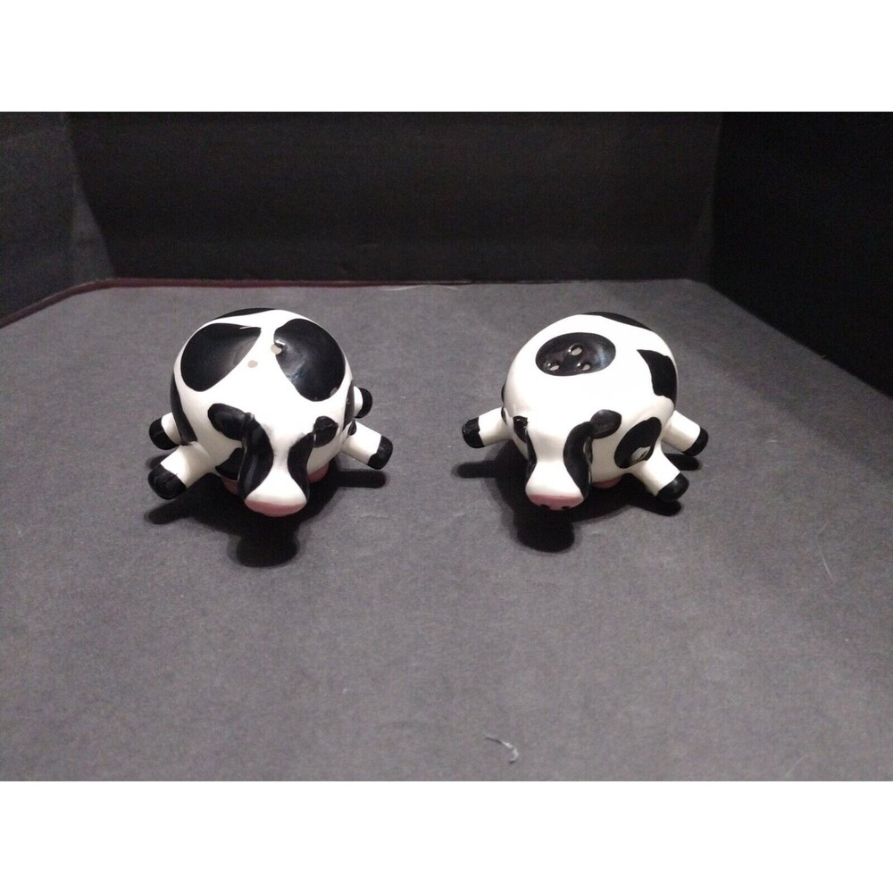 Funny cows, salt and pepper shakers
